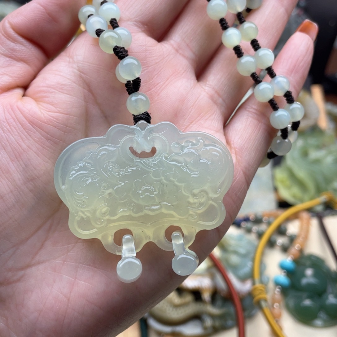 蛇纹石玉颈饰未镶嵌