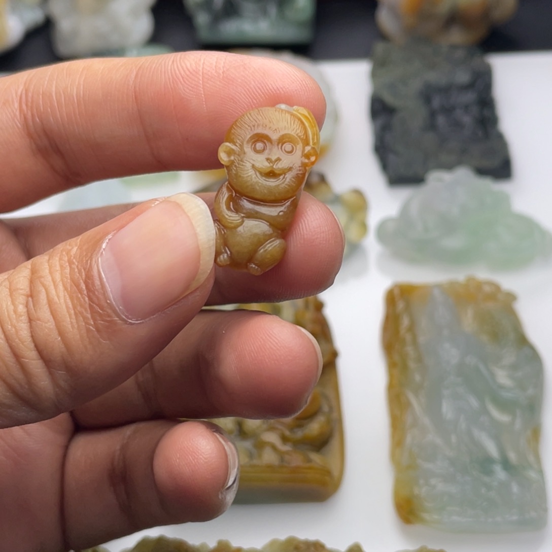 定制翡翠未镶嵌灵猴