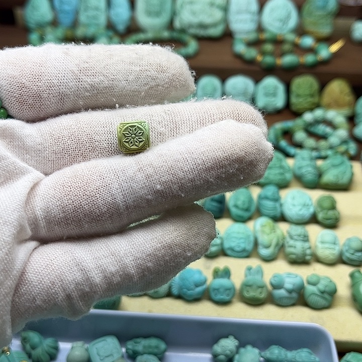 绿松石未镶嵌颈饰