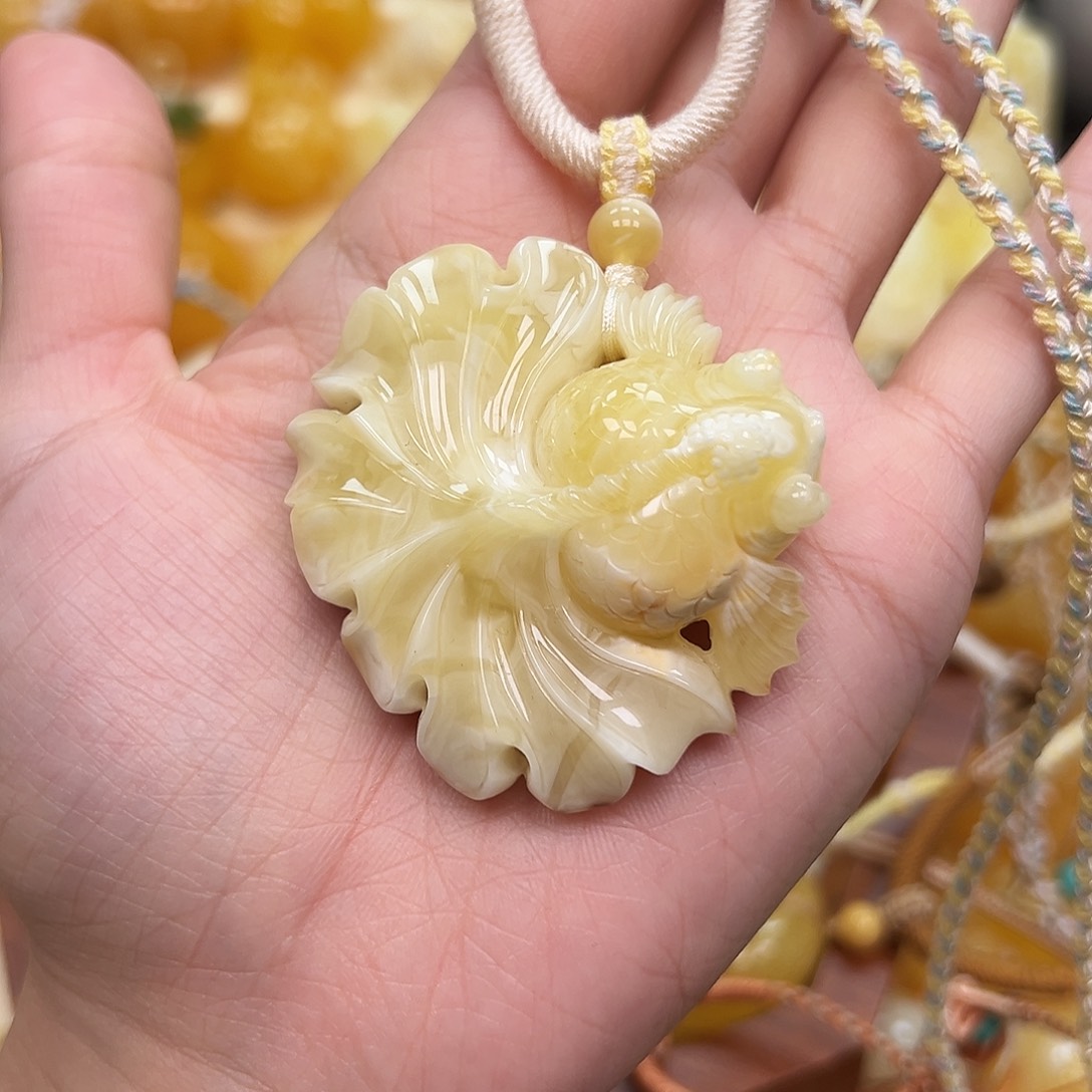 琥珀未镶嵌颈饰蜜蜡