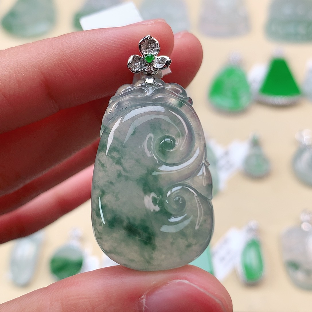 翡翠18K金镶嵌颈饰如意