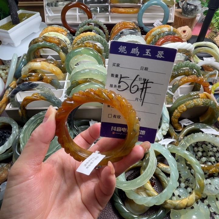 未镶嵌蛇纹石玉颈饰