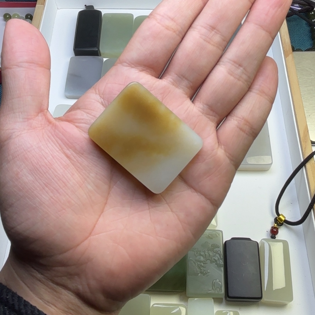 依***行和田玉未镶嵌颈饰