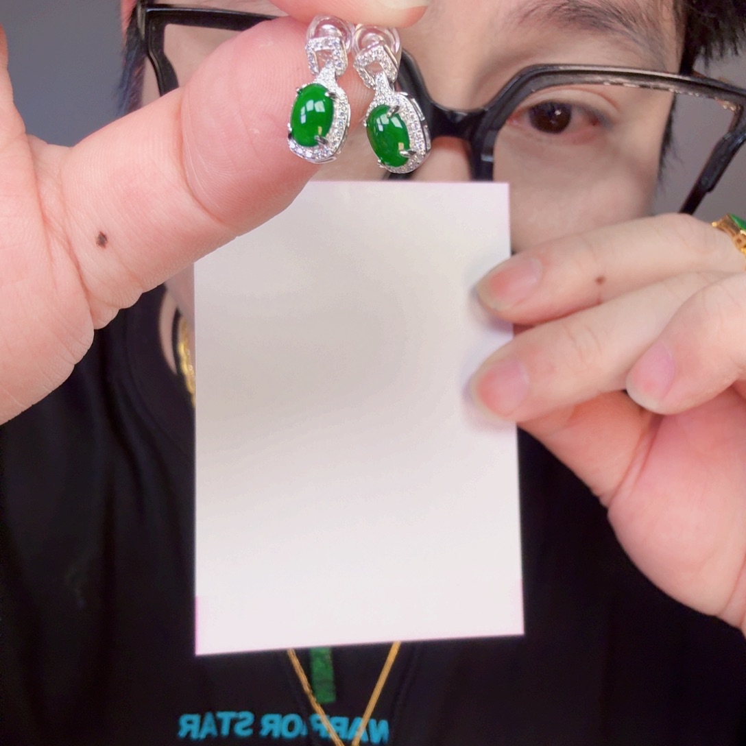 翡翠未镶嵌颈饰一对