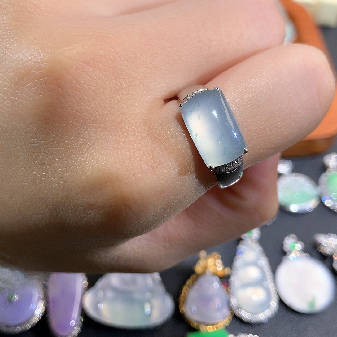 翡翠18K金镶嵌颈饰飘花马鞍戒