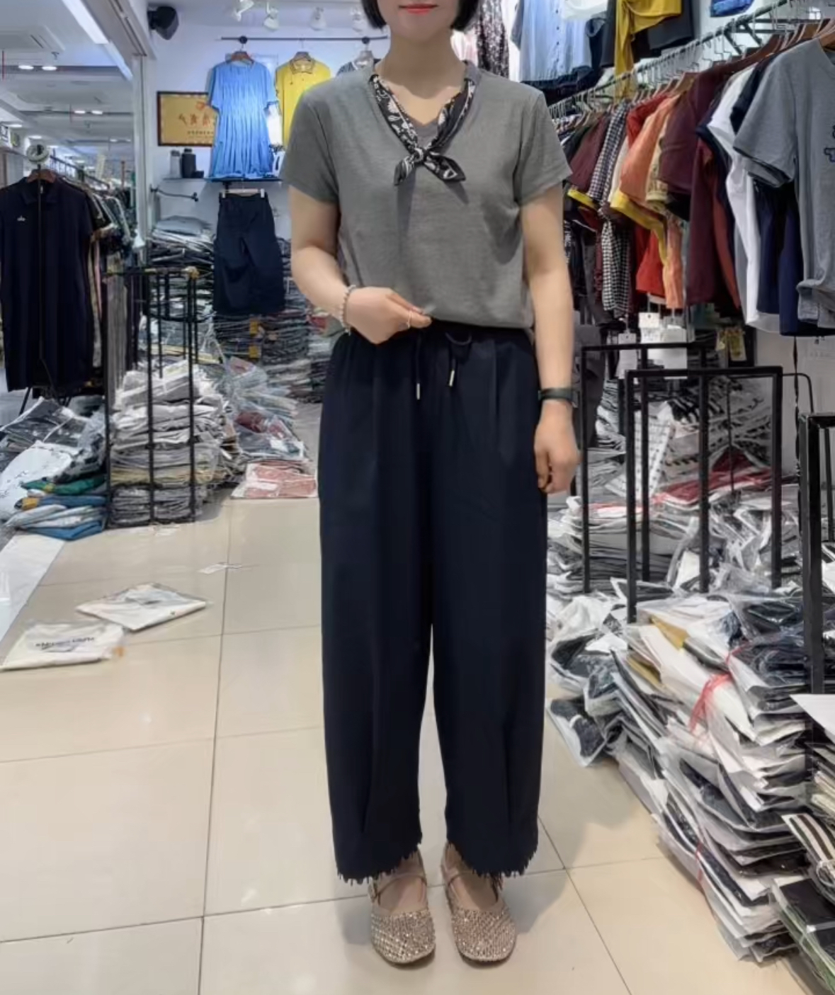 正肩薄款灰色时尚配丝巾V领T恤2025夏新款简约纯色百搭洋气小衫