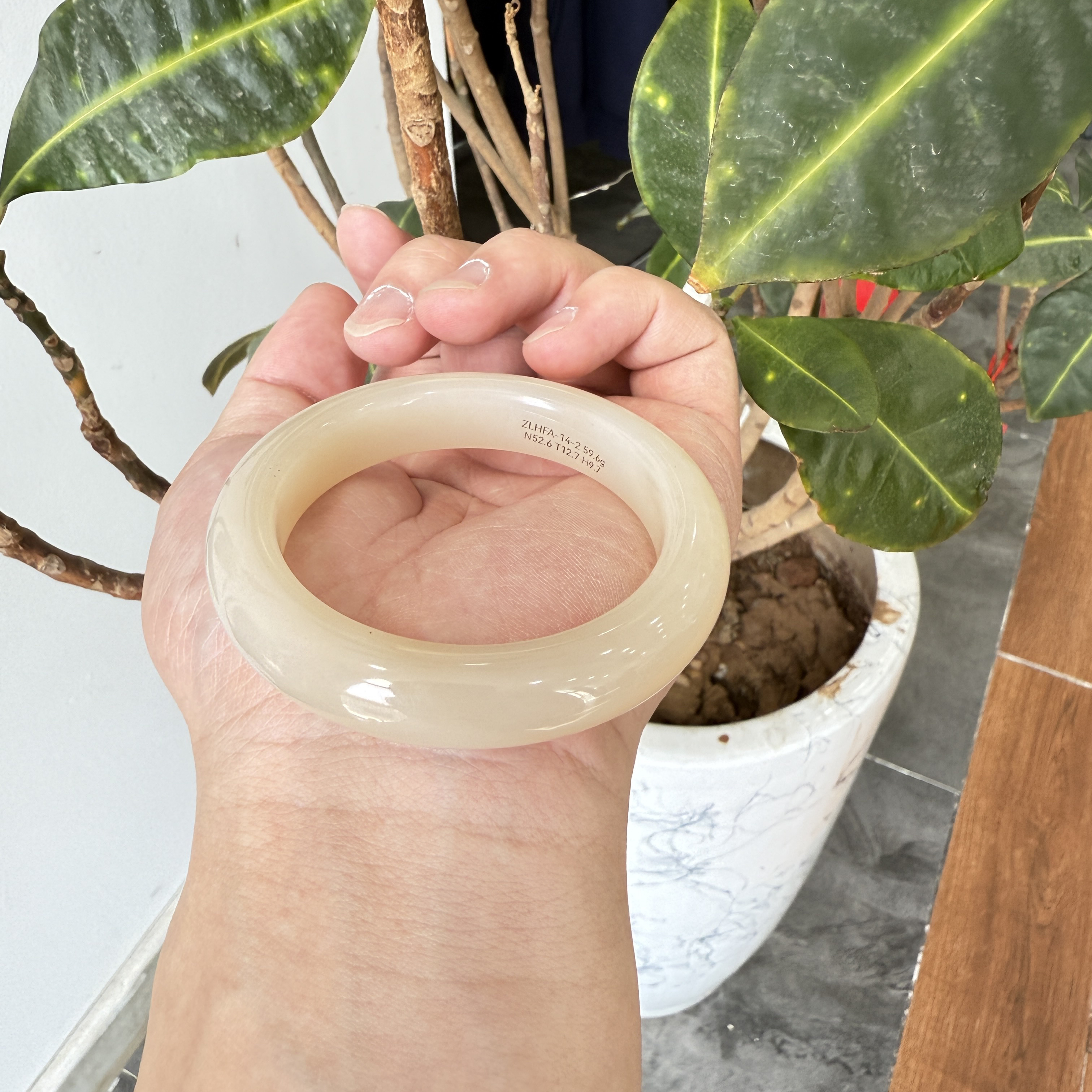 和田玉手镯藕粉色时尚气质