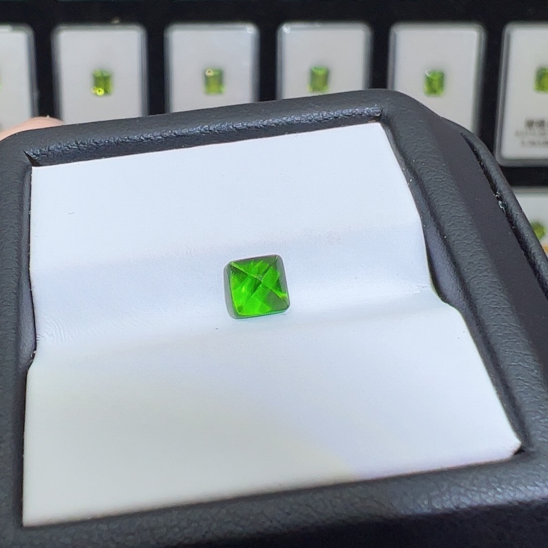 透辉石未镶嵌裸石方5