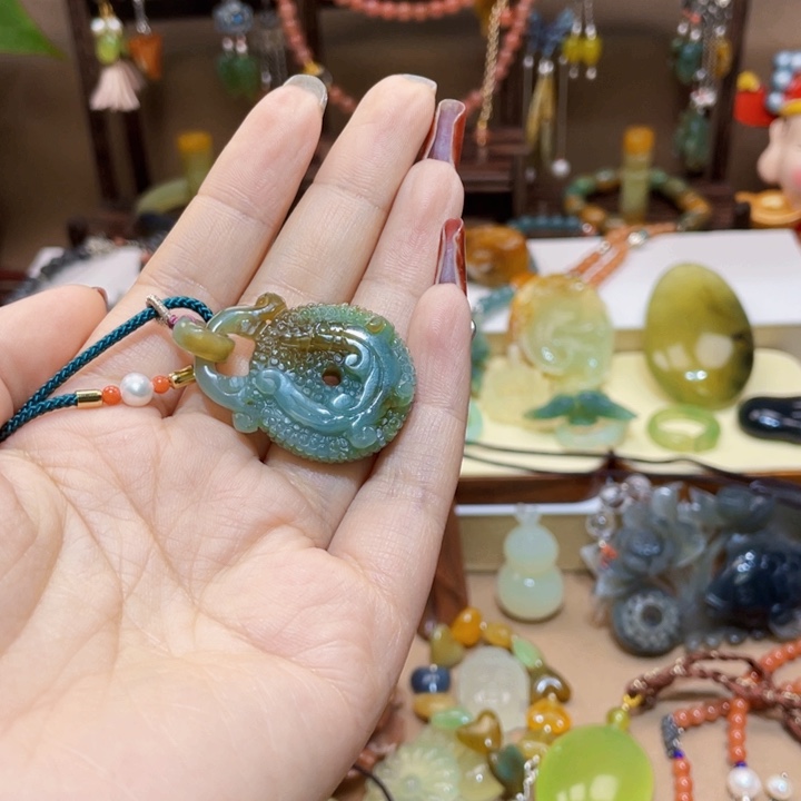 蛇纹石玉颈饰未镶嵌