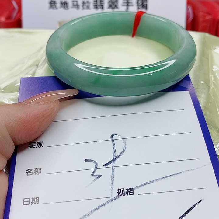 翡翠手镯未镶嵌翡翠