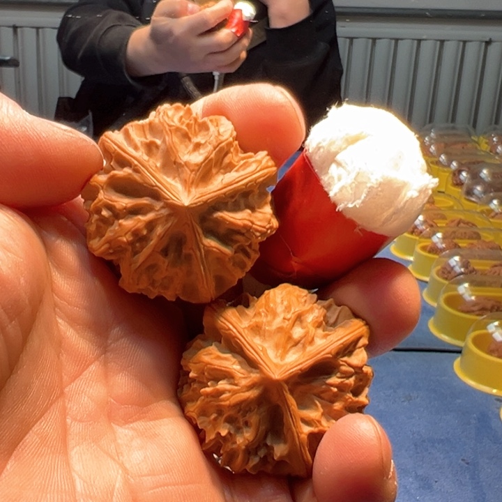 文玩核桃把件小龙纹三棱