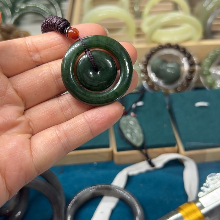 和田玉（碧玉）颈饰未镶嵌子母扣