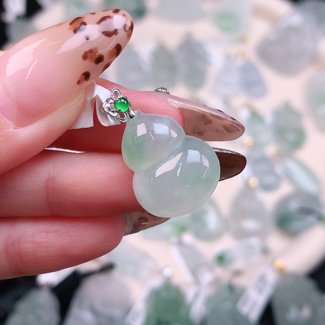 翡翠颈饰18K金镶嵌飘绿葫芦25.7、19.7、15.5、6