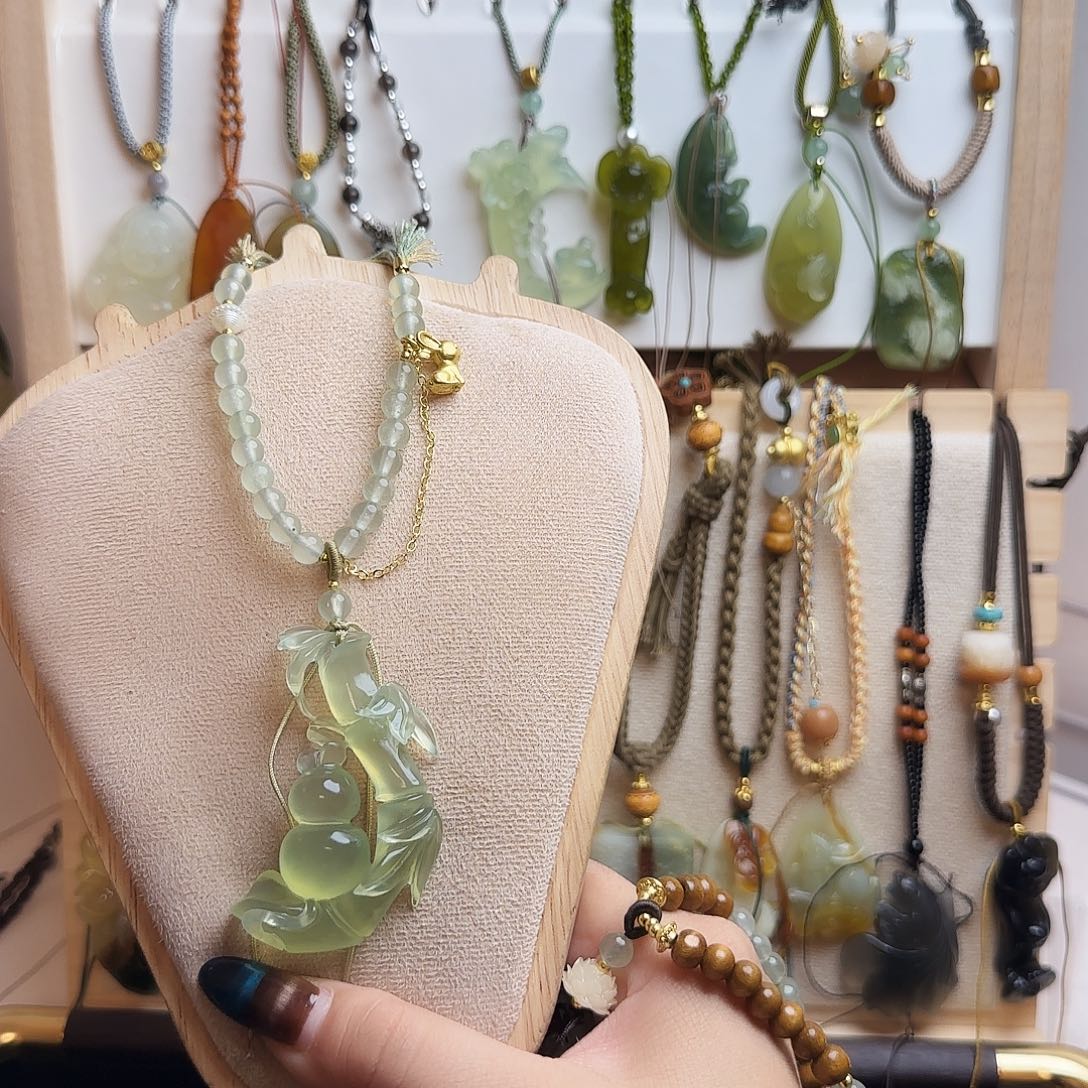 沐***✺蛇纹石玉合金颈饰