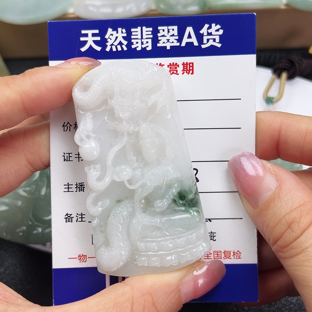 翡翠未镶嵌颈饰     