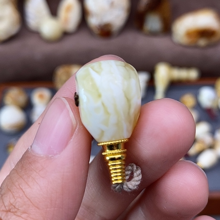 琥珀裸石未镶嵌13三通y75