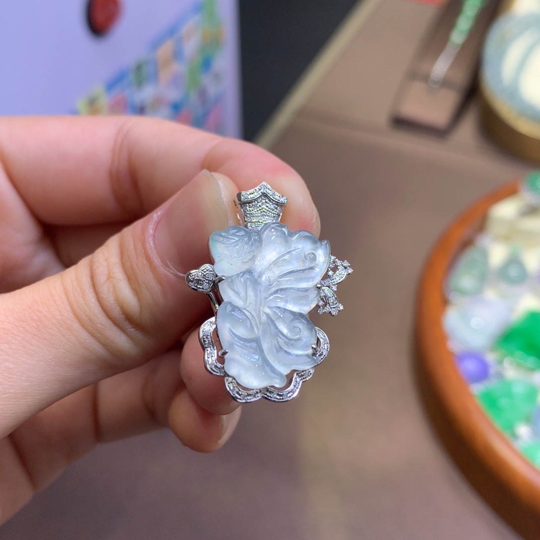 翡翠18K金镶嵌颈饰翡翠