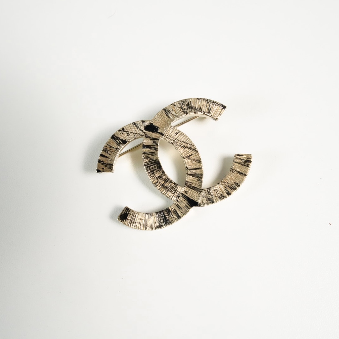 Chanel 泼墨拉丝双C胸针