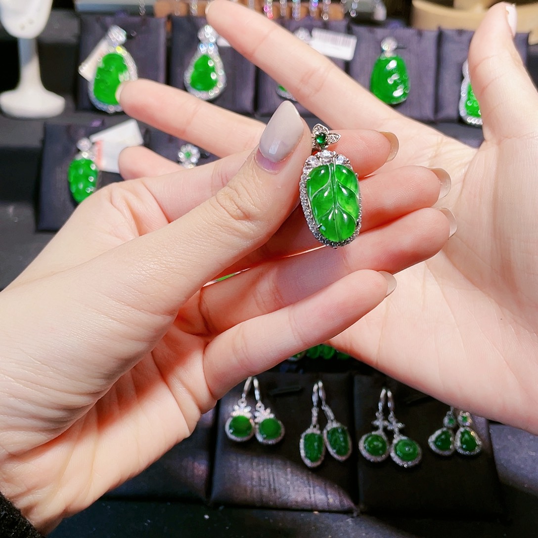 未***星翡翠银S925镶嵌颈饰叶子