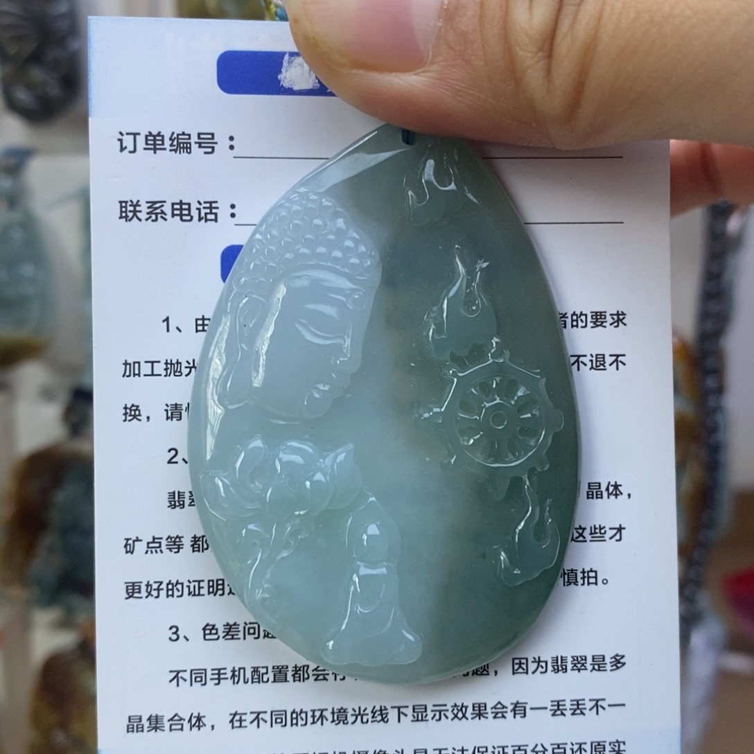 翡翠未镶嵌颈饰佛观天下