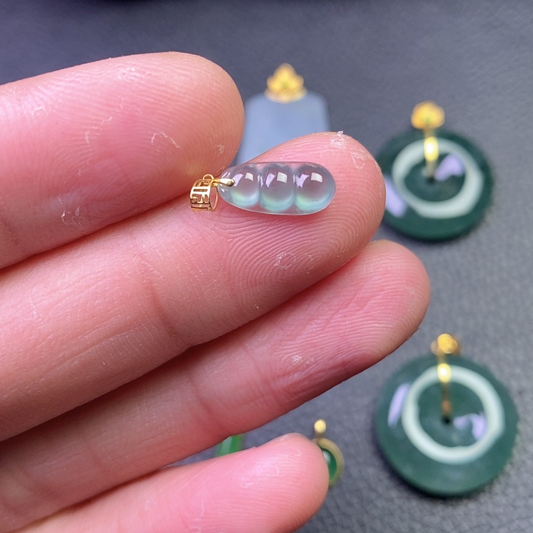 颈饰18K金镶嵌翡翠