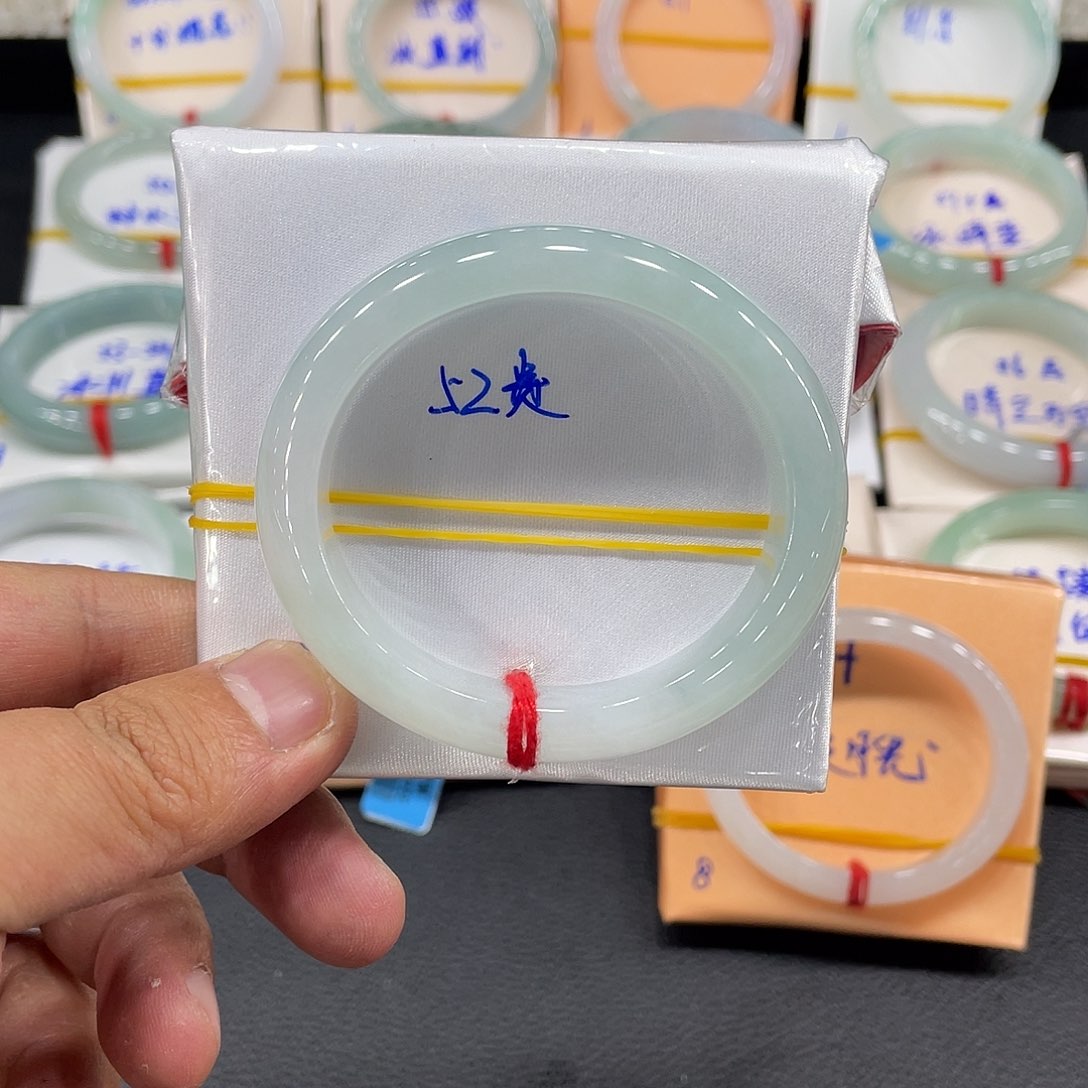 翡翠手镯未镶嵌天然翡翠