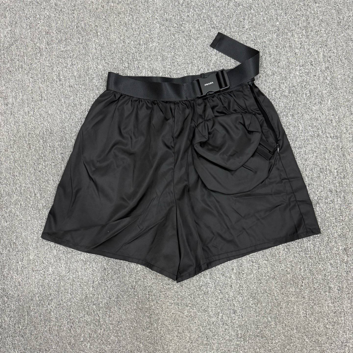 未使用 Prada/普拉达 15941728 nz普拉达黑色锁扣短裤 未使用40码