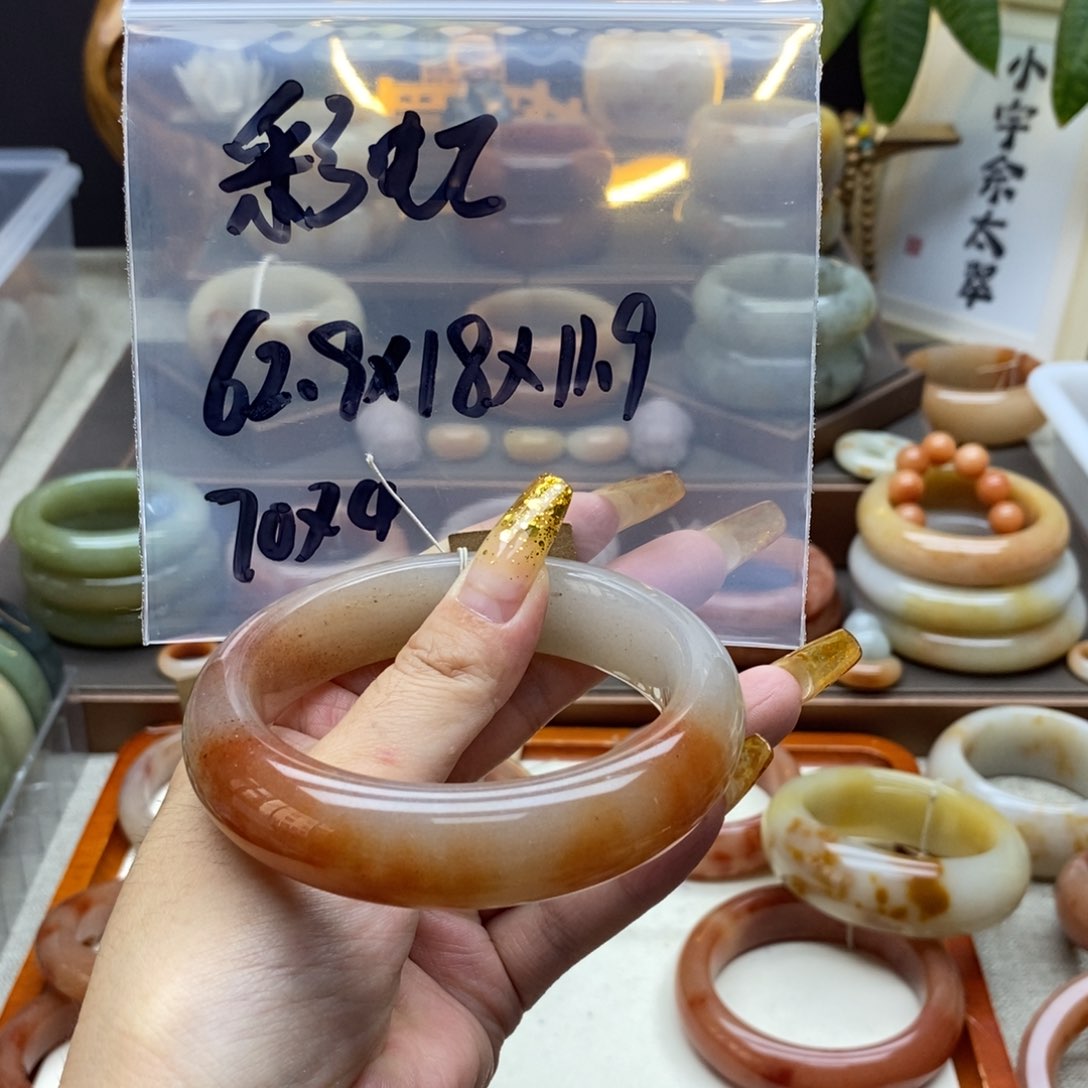 石英质玉手镯未镶嵌彩*?