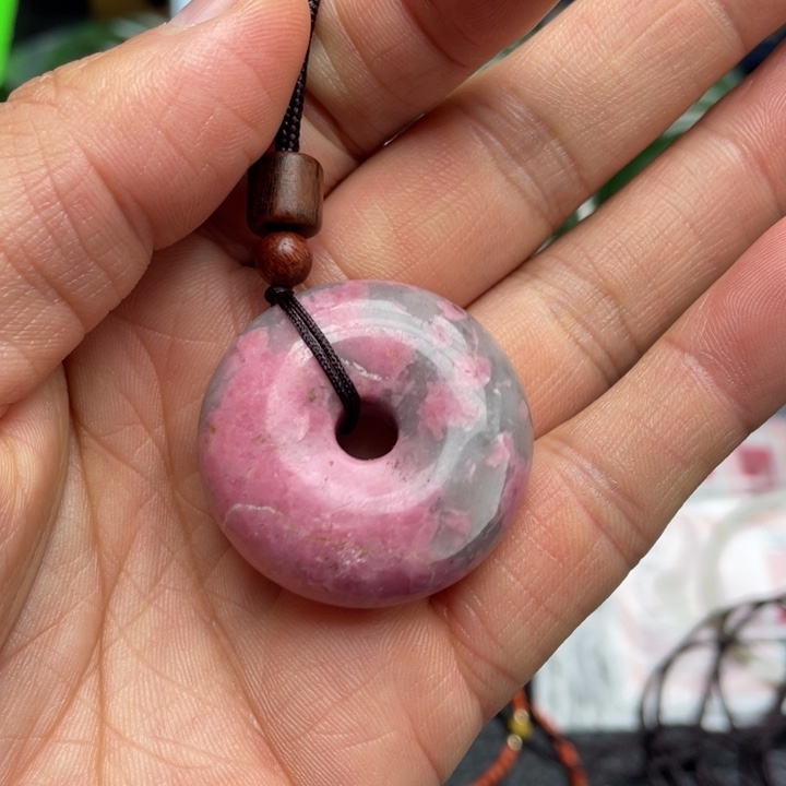 玛瑙/玉髓未镶嵌颈饰蔷薇石桃花玉平安扣吊坠