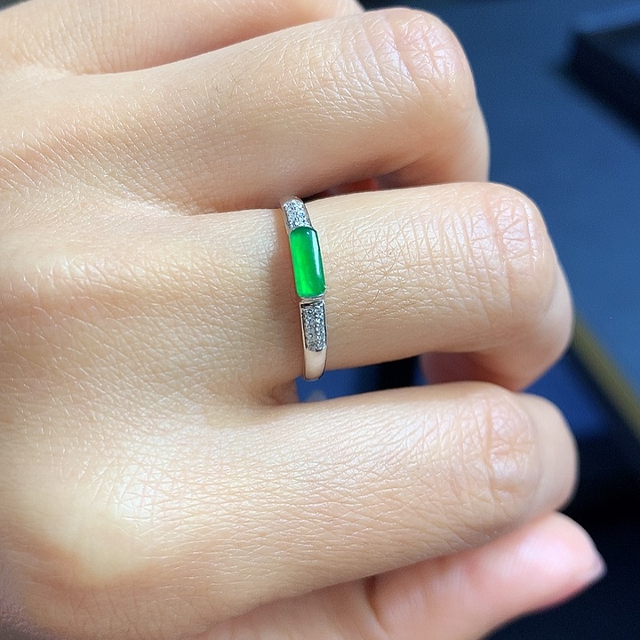 翡翠戒指18K金镶嵌戒指