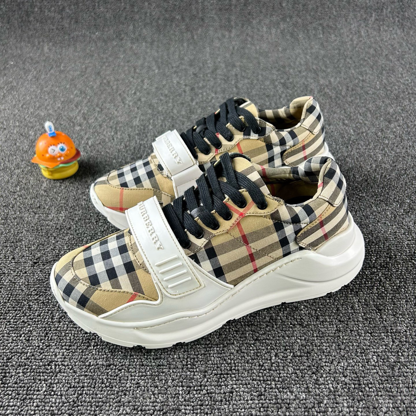 95新 BURBERRY/博柏利 格纹老爹鞋37码 HB5040 