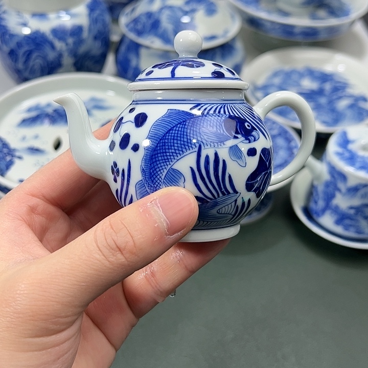 微瑕柴窑鱼藻纹将军壶小