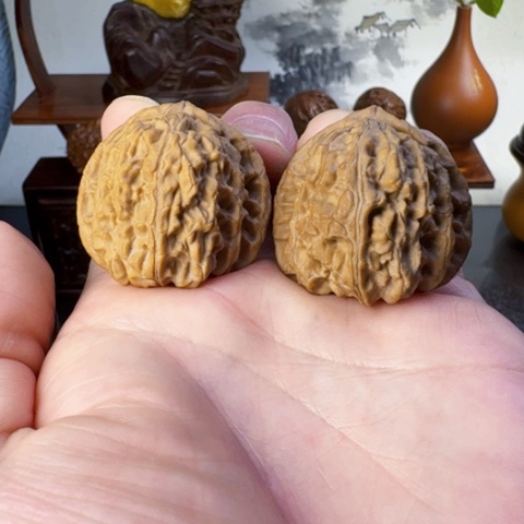 文玩核桃吊坠三角白