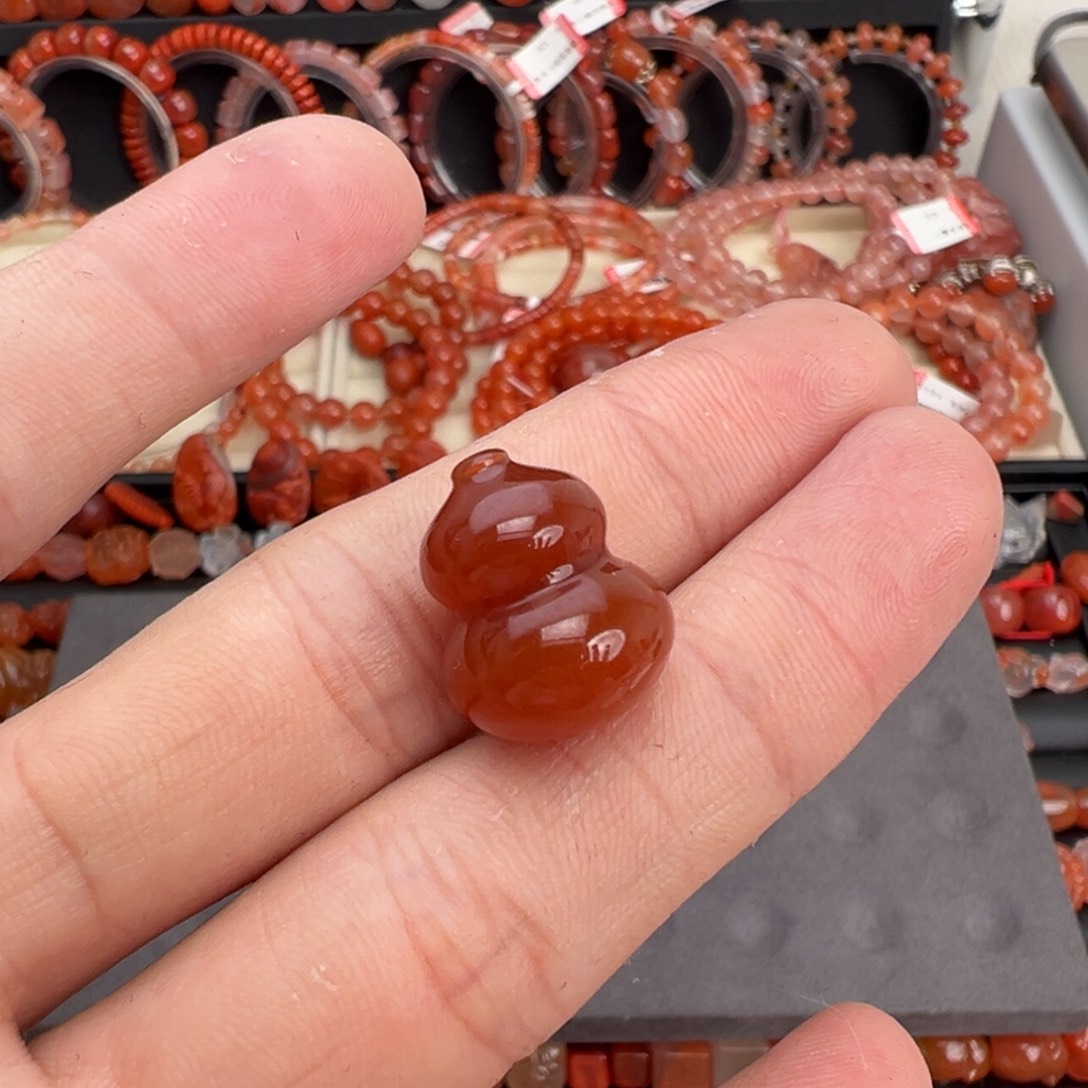 宁***.南红玛瑙未镶嵌颈饰葫芦