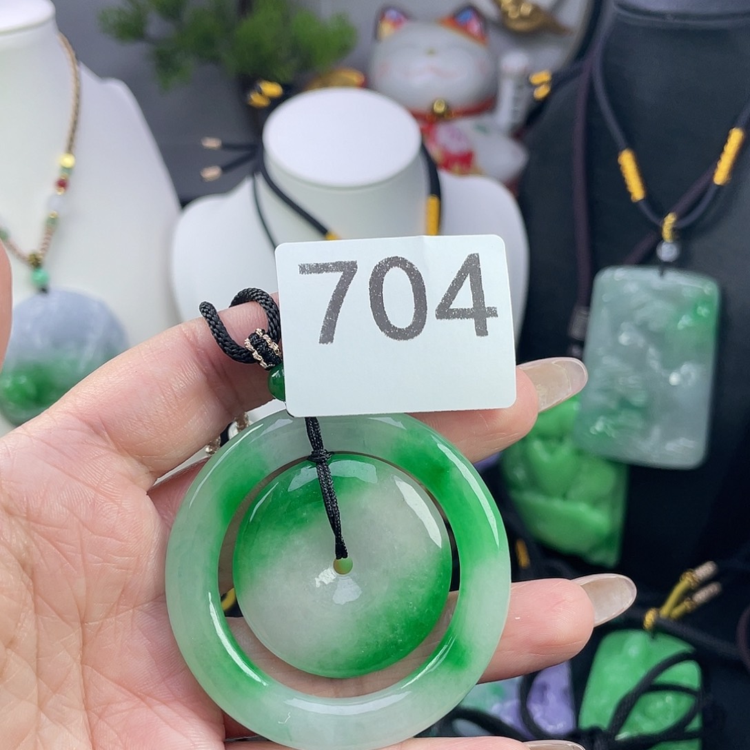 翡翠未镶嵌吊坠(赠链)