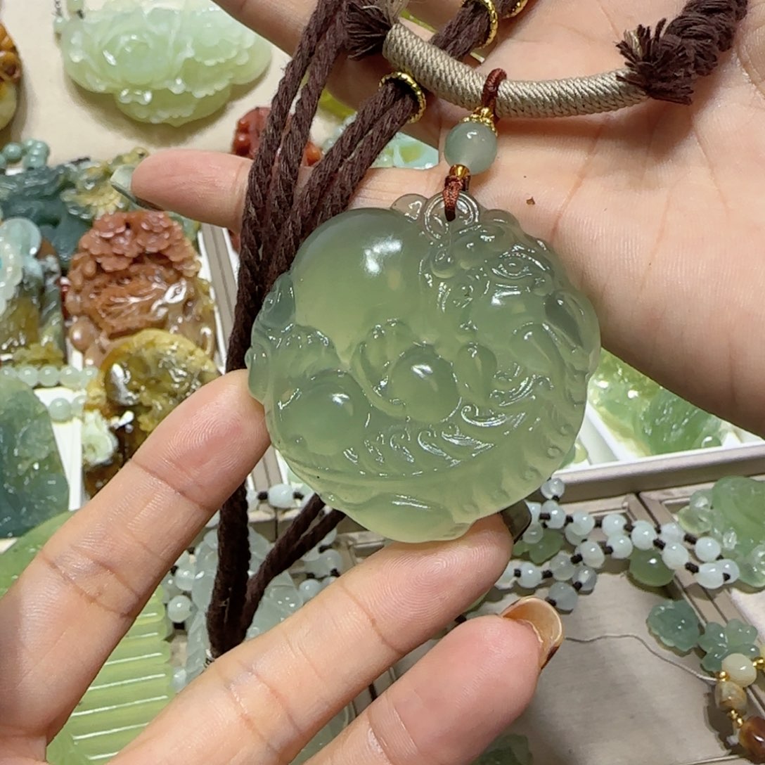 未镶嵌蛇纹石玉吊坠