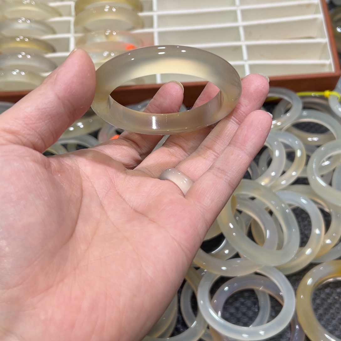 玛瑙/玉髓未镶嵌手镯56圈有包容2.6