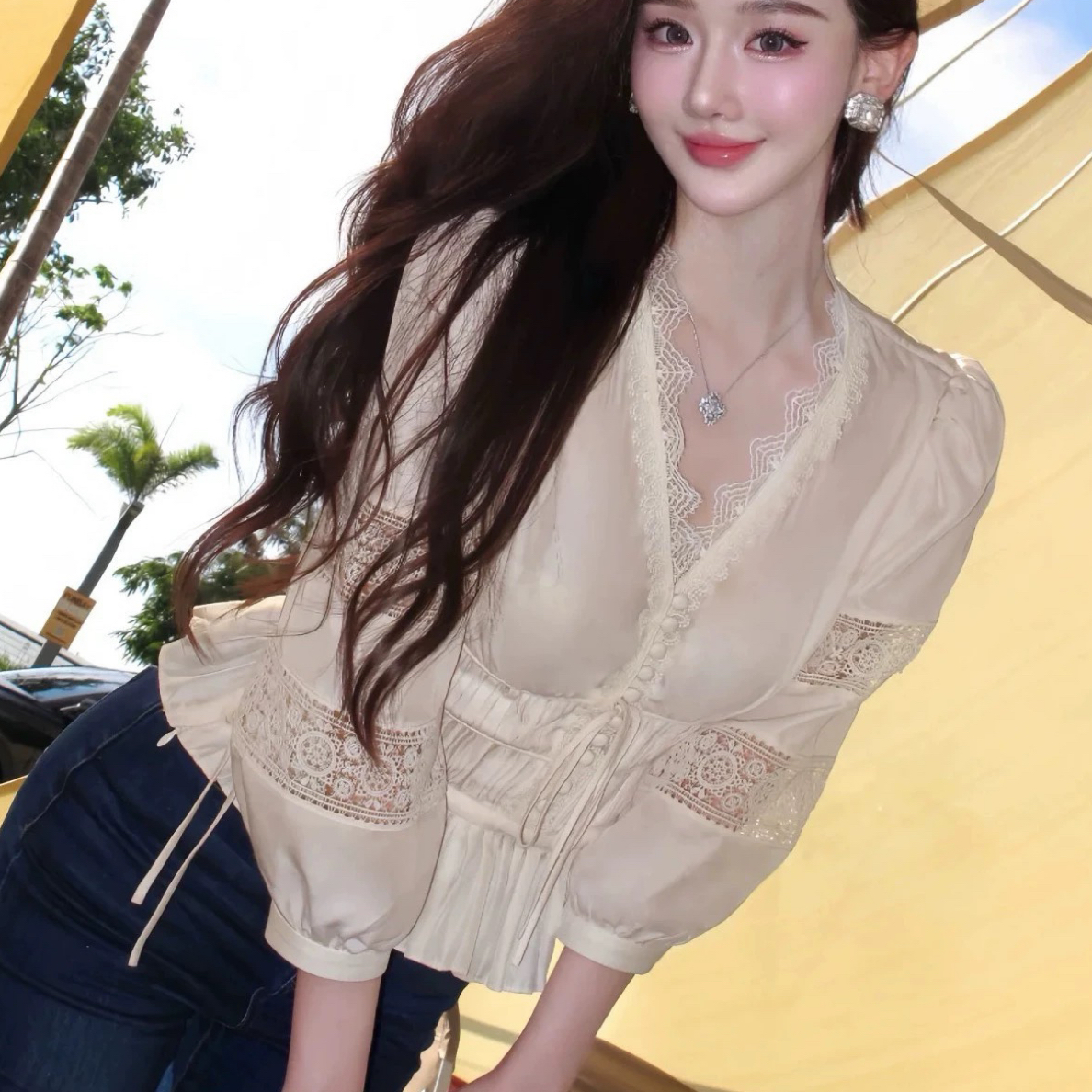 花颜2025年新款白色女款流行蕾丝V领灯笼袖收腰上衣牛仔裤