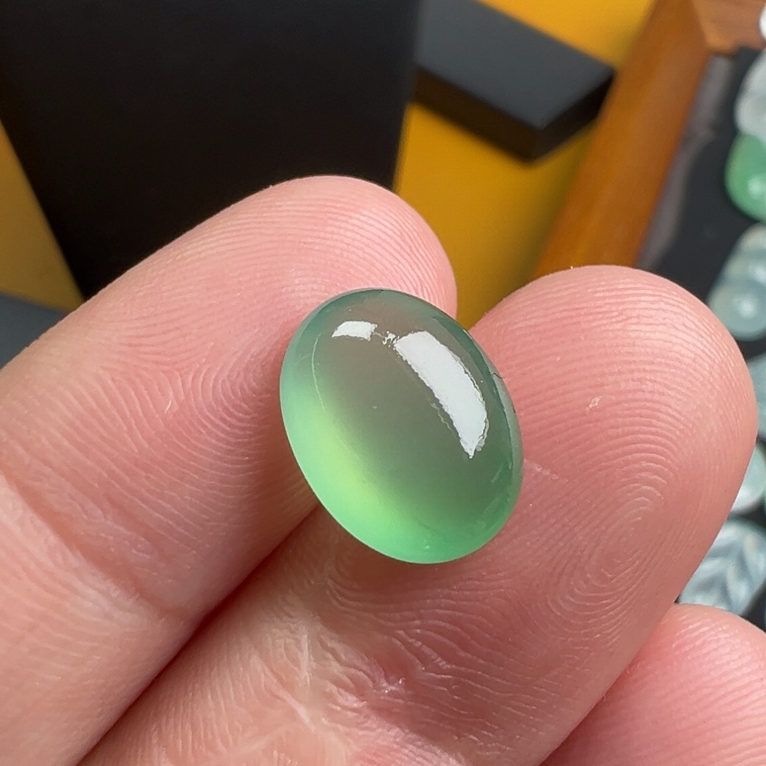 翡翠颈饰未镶嵌蛋面12.6