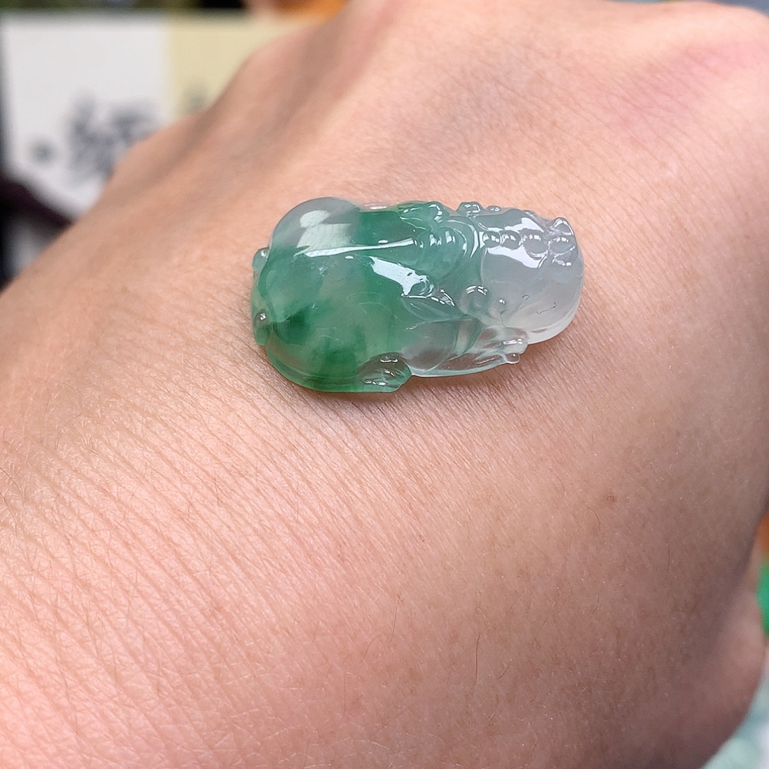 翡翠裸石缅甸天然A货翡翠阳绿貔貅