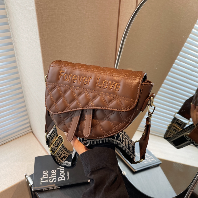 2025春夏新款马鞍包刺绣耐磨斜挎包单肩包时尚简约宽肩带小包包女