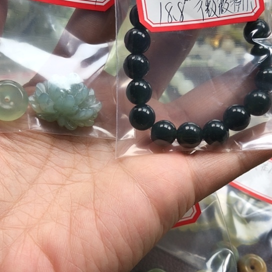 蛇纹石玉颈饰合金