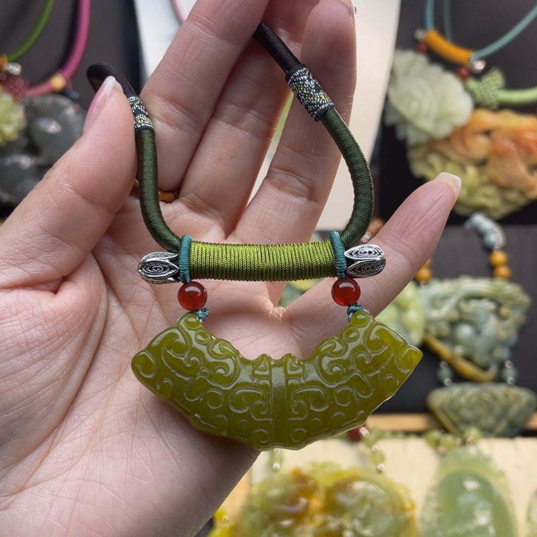 蛇纹石玉未镶嵌颈饰