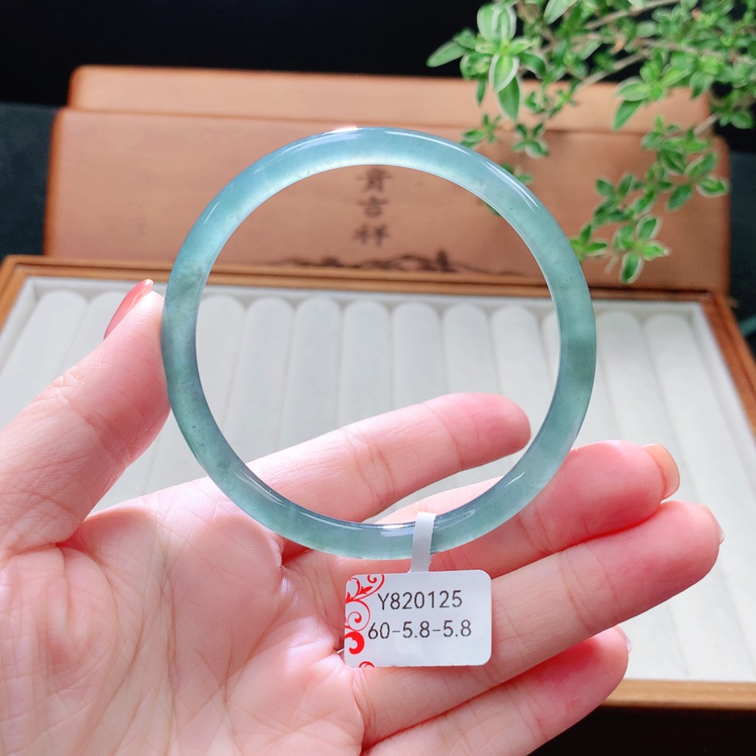 未镶嵌手镯（圆镯）翡翠