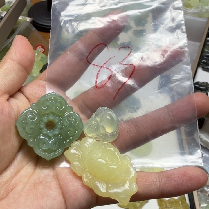 透闪石-蛇纹石玉吊坠未镶嵌