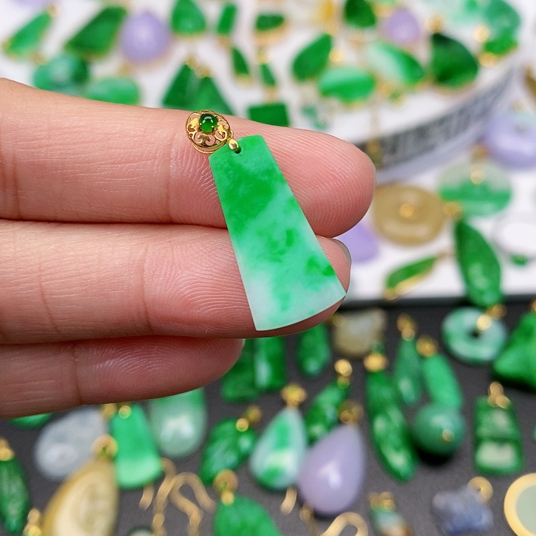 翡翠吊坠(不含链)18K金镶嵌