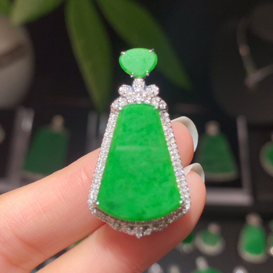 翡翠颈饰18K金镶嵌翡翠