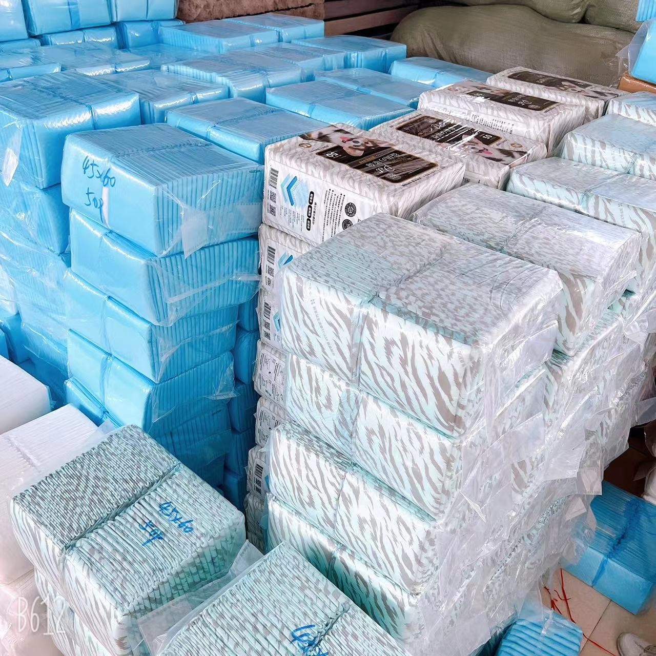 【K】中号范围尺寸宠物尿片瑕疵品根据直播讲解拍编号 介意不要拍！！