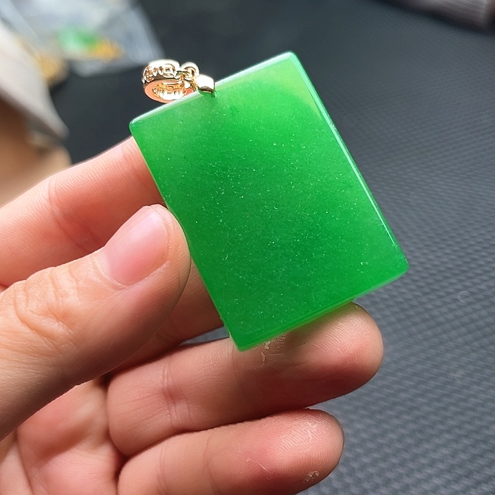 翡翠颈饰未镶嵌嗷嗷