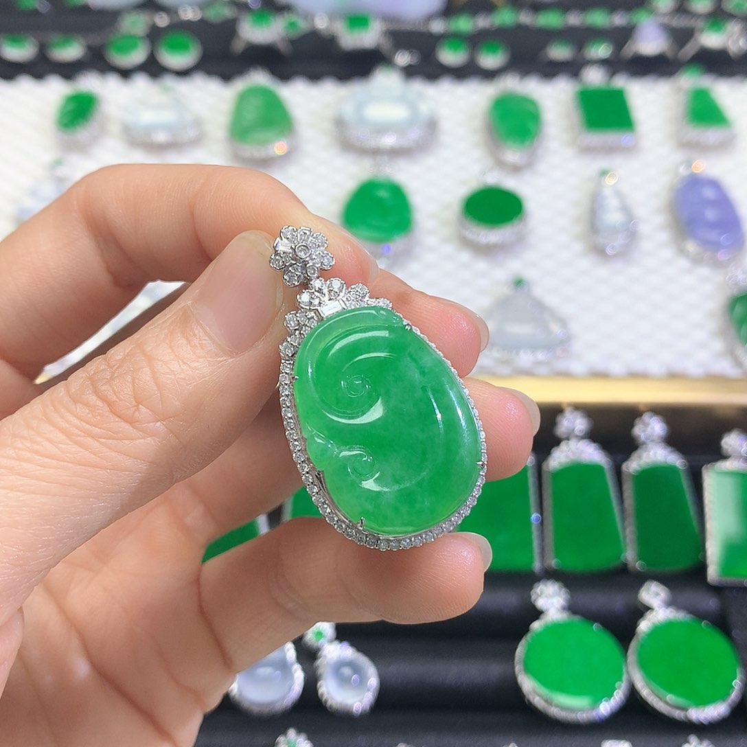 颈饰18K金镶嵌翡翠吊坠